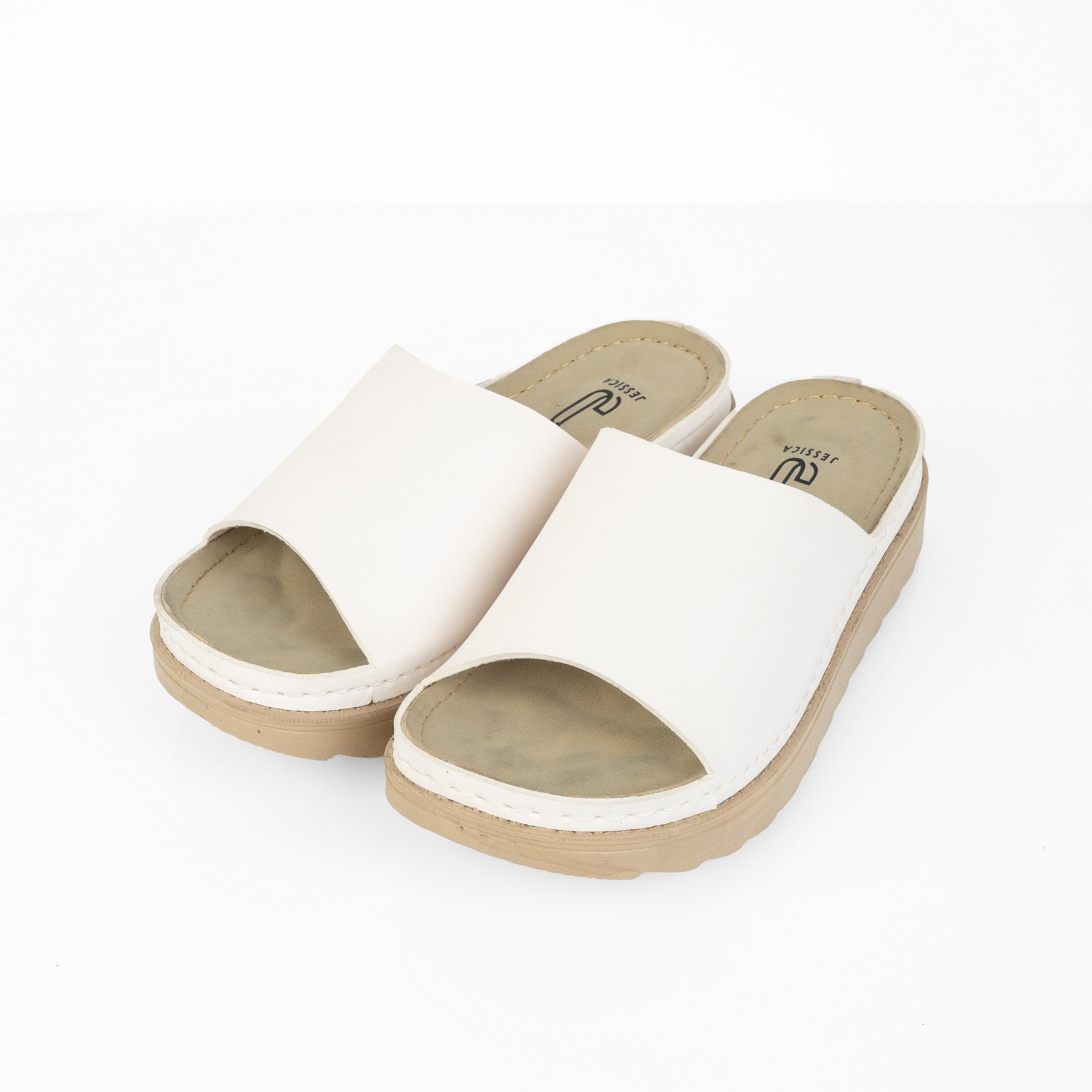 سليبر حريمي جلد تركي مستورد لون أبيض بفرش طبي ونعل بلوتان طبي بارتفاع 3 سم